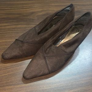 Brown velvet pointed closed heel shoes
